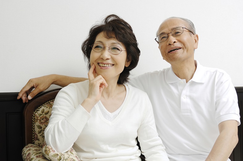 穏やかに笑う高齢のご夫婦