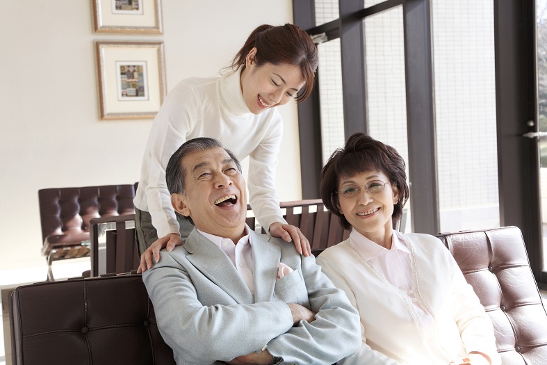 高齢のご夫婦と支援者